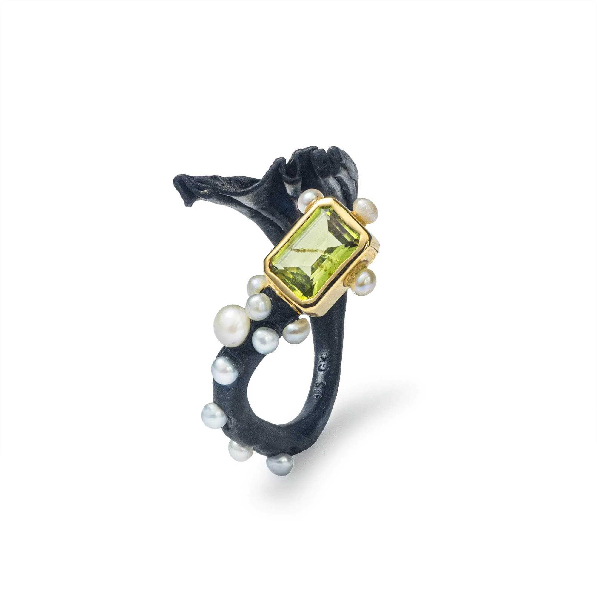 Gemme Peridot and White Pearl Ring