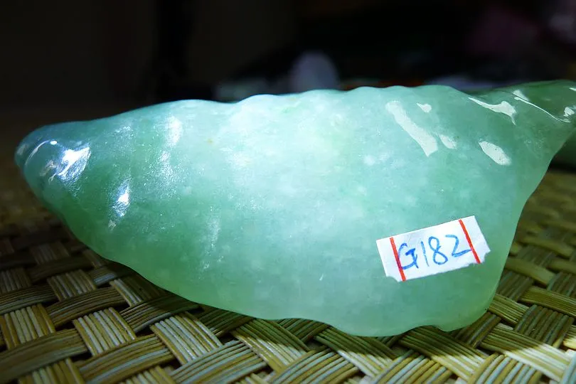 Natural Jade Rough Jadeite Raw (142g,8.7X5.9X2.4cm)