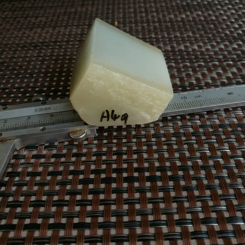 Natural Kunlun Jade Rough Nephrite Raw (104g, 4.4X3.5X1.3cm)