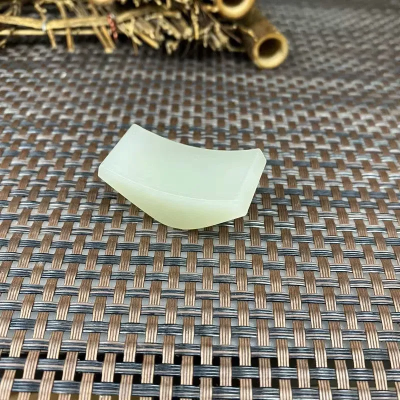 Natural Kunlun Jade Rough Nephrite Raw (20g,3.8X1.8X1.3cm)