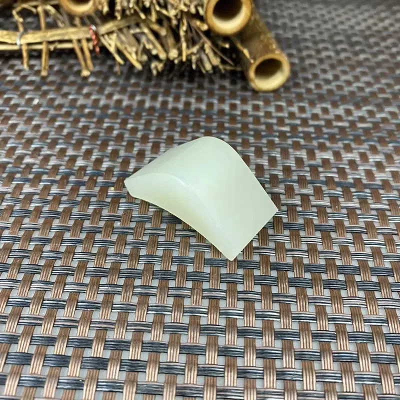 Natural Kunlun Jade Rough Nephrite Raw (20g,3.8X1.8X1.3cm)