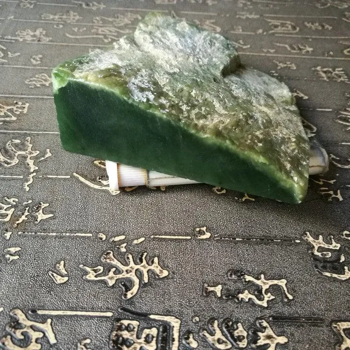 Natural Kunlun Jade Rough Nephrite Raw (386g, 8.7X8.4X2.5cm)